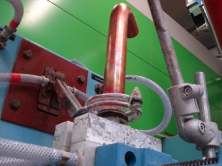 Brasage par induction hétérogène acier cuivre des raccordements de réservoir